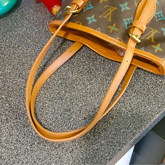 WOW POSHMARK - Authentic Louis Vuitton Bucket Bag PM - Picture 5 of 16